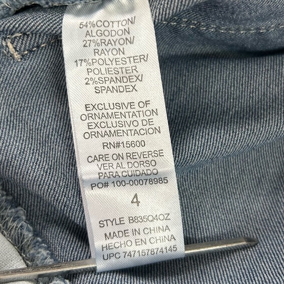 DEMOCRACY Light Wash Ab Solution Blue NEW Capri Jeans 4 - Picture 5 of 10